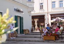 Het terras van koffietentje Másképp in Györ