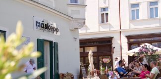 Het terras van koffietentje Másképp in Györ