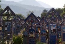 Het Merry cemetery in Roemenië bij zonsondergang
