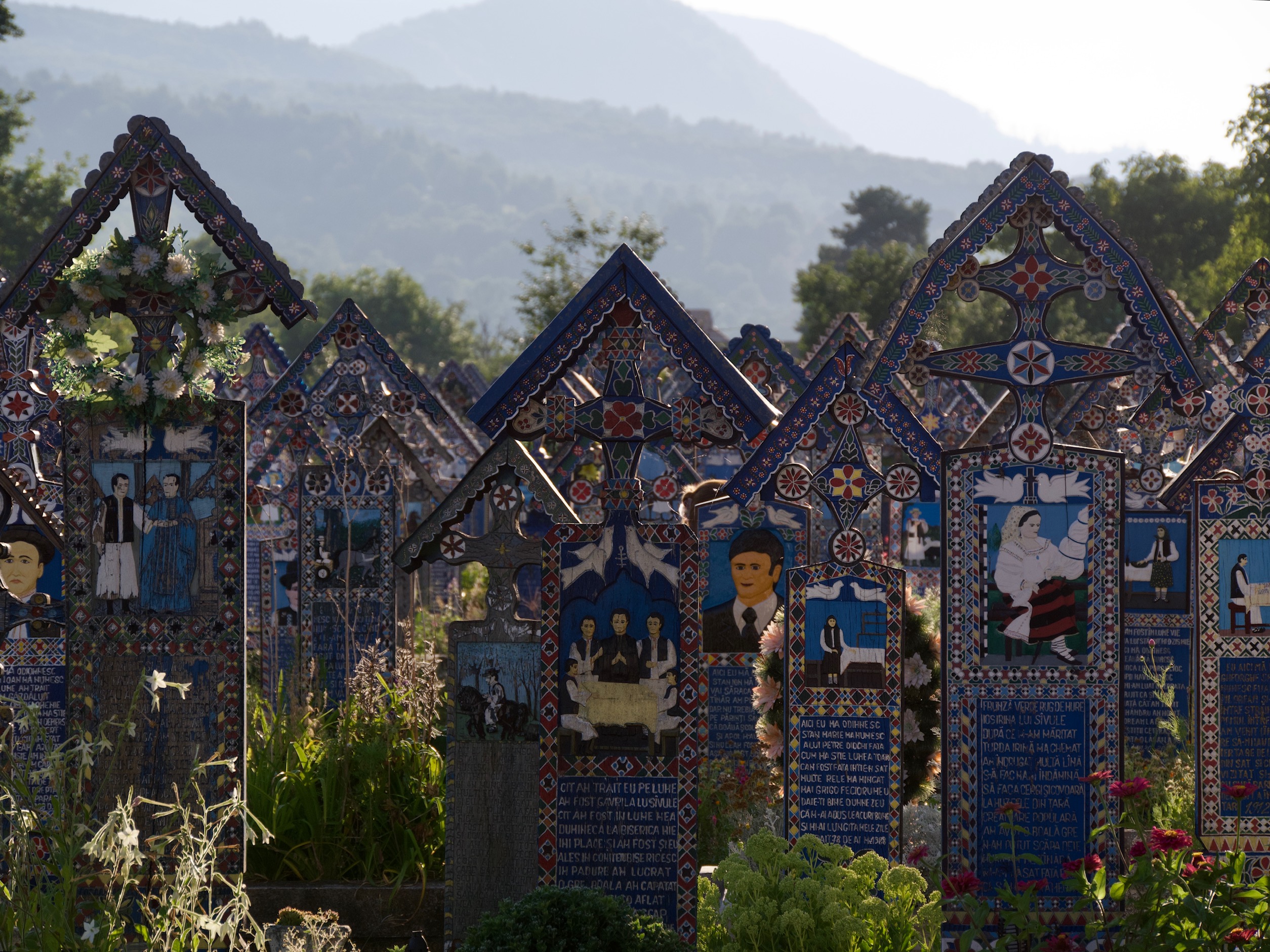 Het Merry cemetery in Roemenië bij zonsondergang