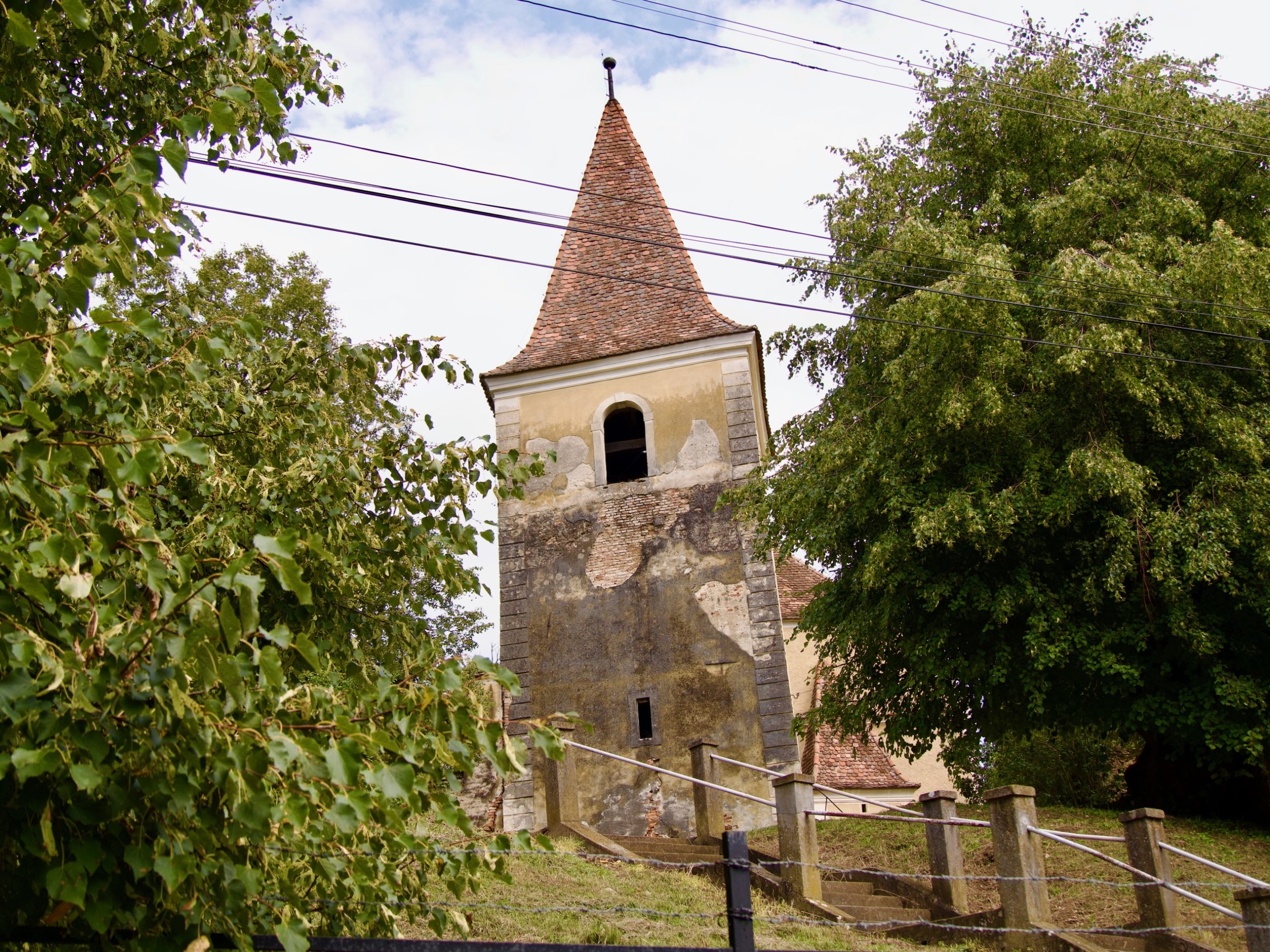 De scheve toren van Ruși van dichtbij gefotografeerd