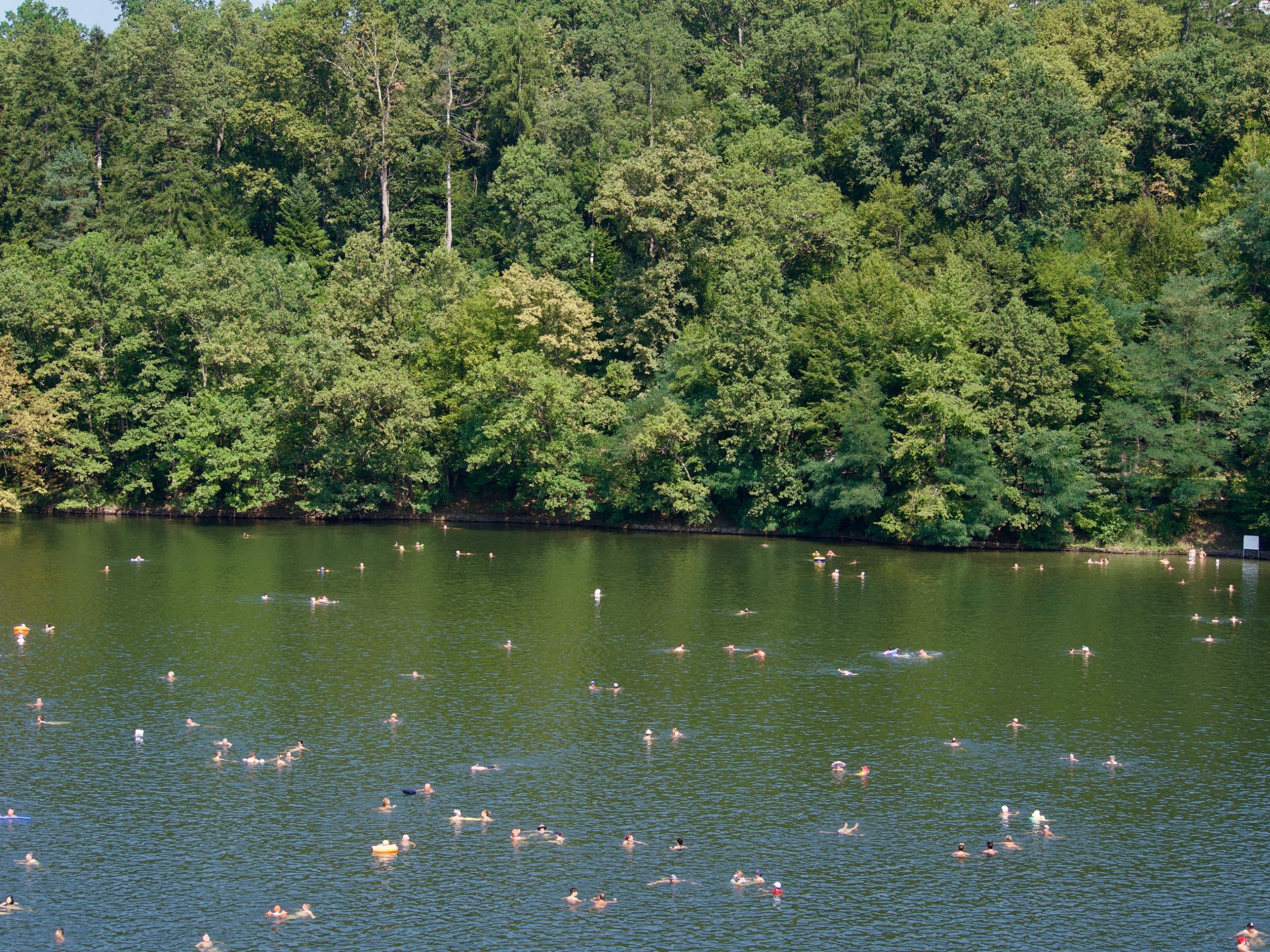 Mensen baden in het Săcădat zoutwaterbad in Roemenië