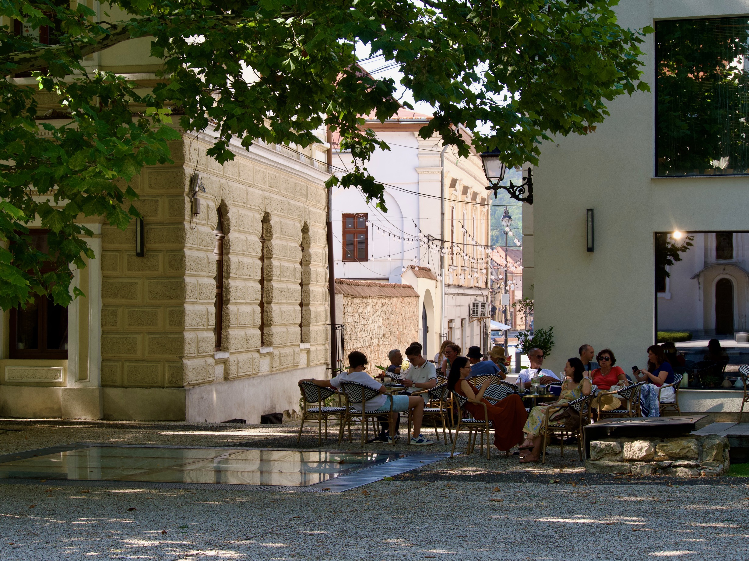 Het terras van koffietent Saint in Baia Mare