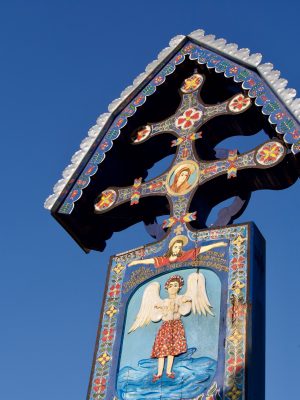 Een graf op het Săpânța Merry Cemetery in Roemenië