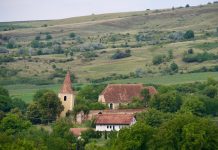 De scheve toren van Ruși in het landschap