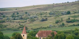 De scheve toren van Ruși in het landschap
