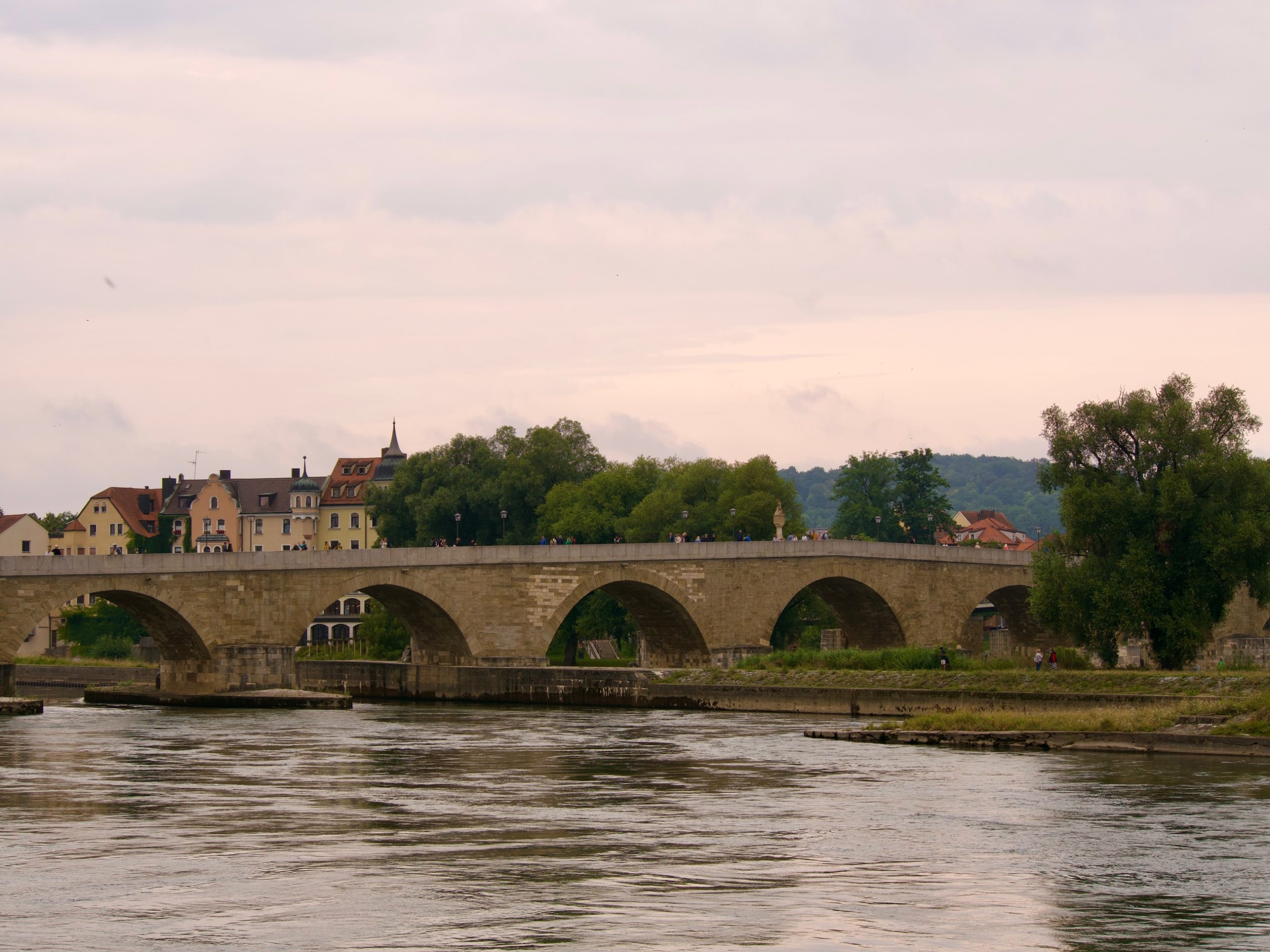 De Steinerne Brücke in Regensburg over de Donau