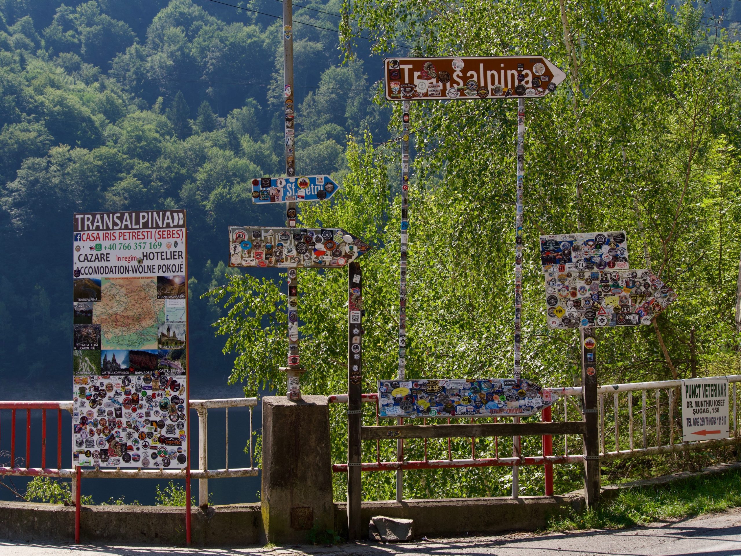 borden met stickers in Roemenië