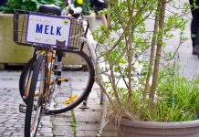 Fiets bij een restaurant in Melk in Oostenrijk