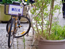 Fiets bij een restaurant in Melk in Oostenrijk