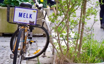 Fiets bij een restaurant in Melk in Oostenrijk