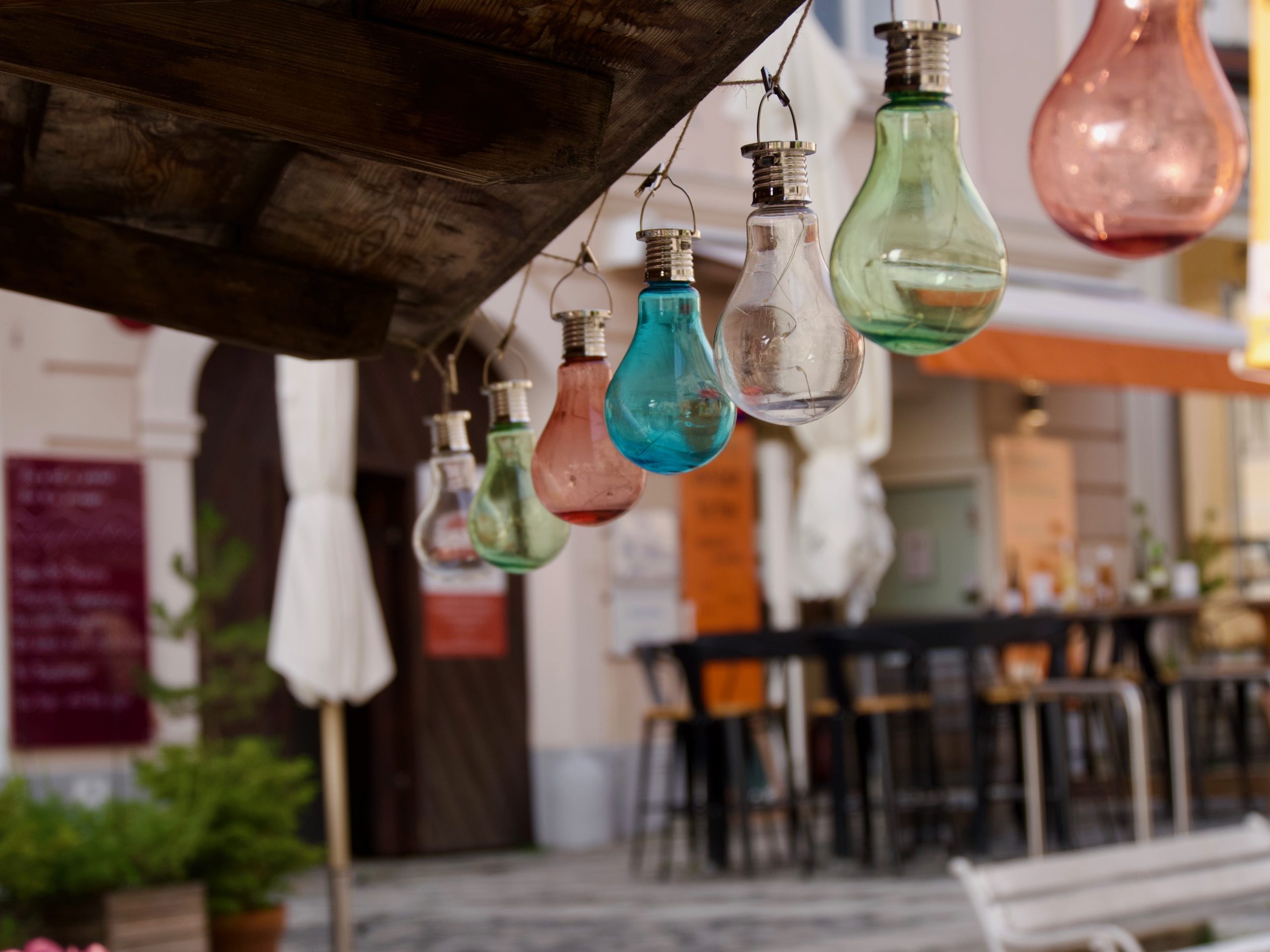 gekleurde lampen en een terras in Melk