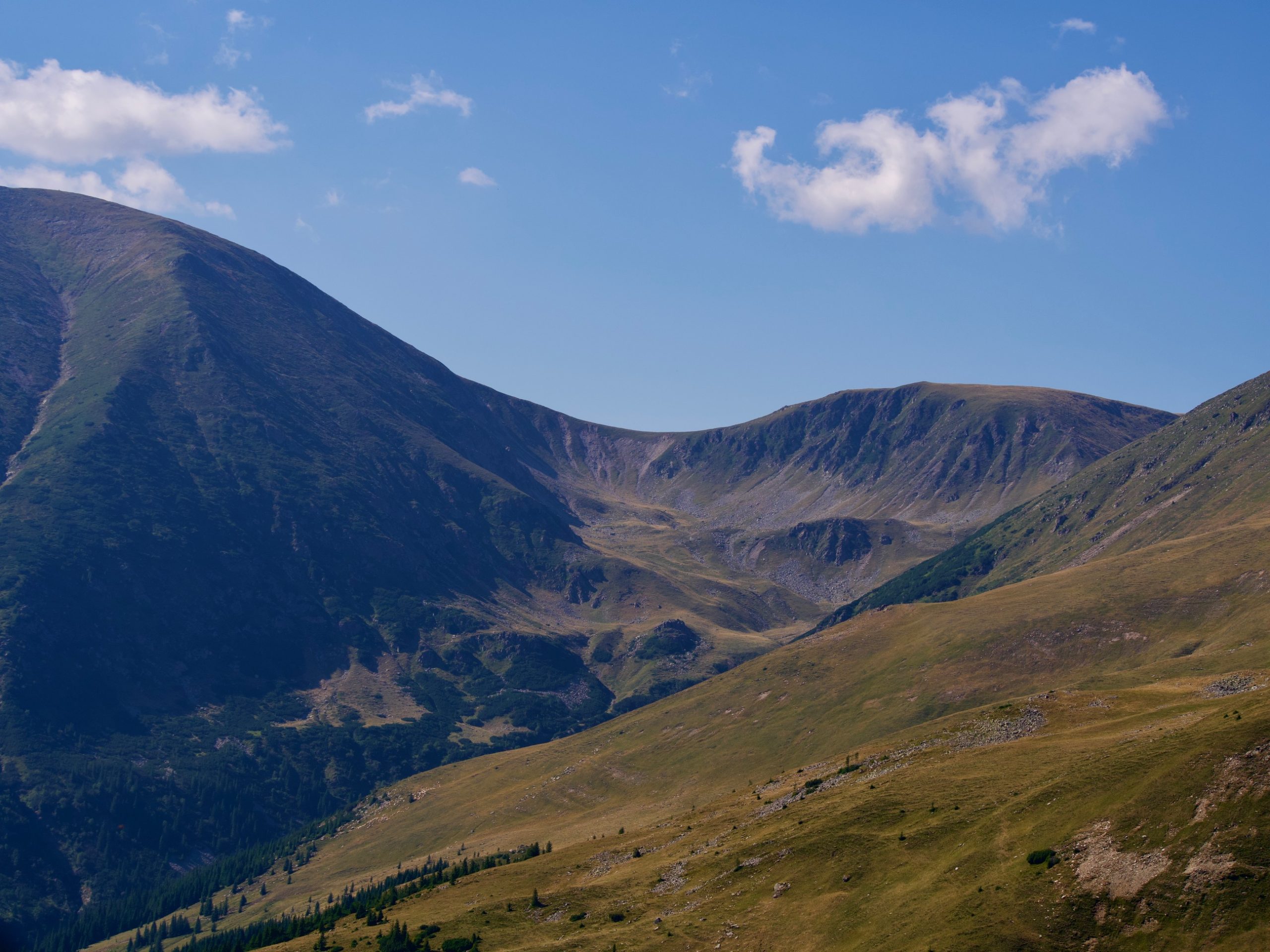 zicht op de bergen en hoogvlakte tijdens de transalpijns route