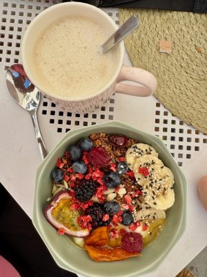 Ontbijtje met koffie en granola yoghurt in Györ