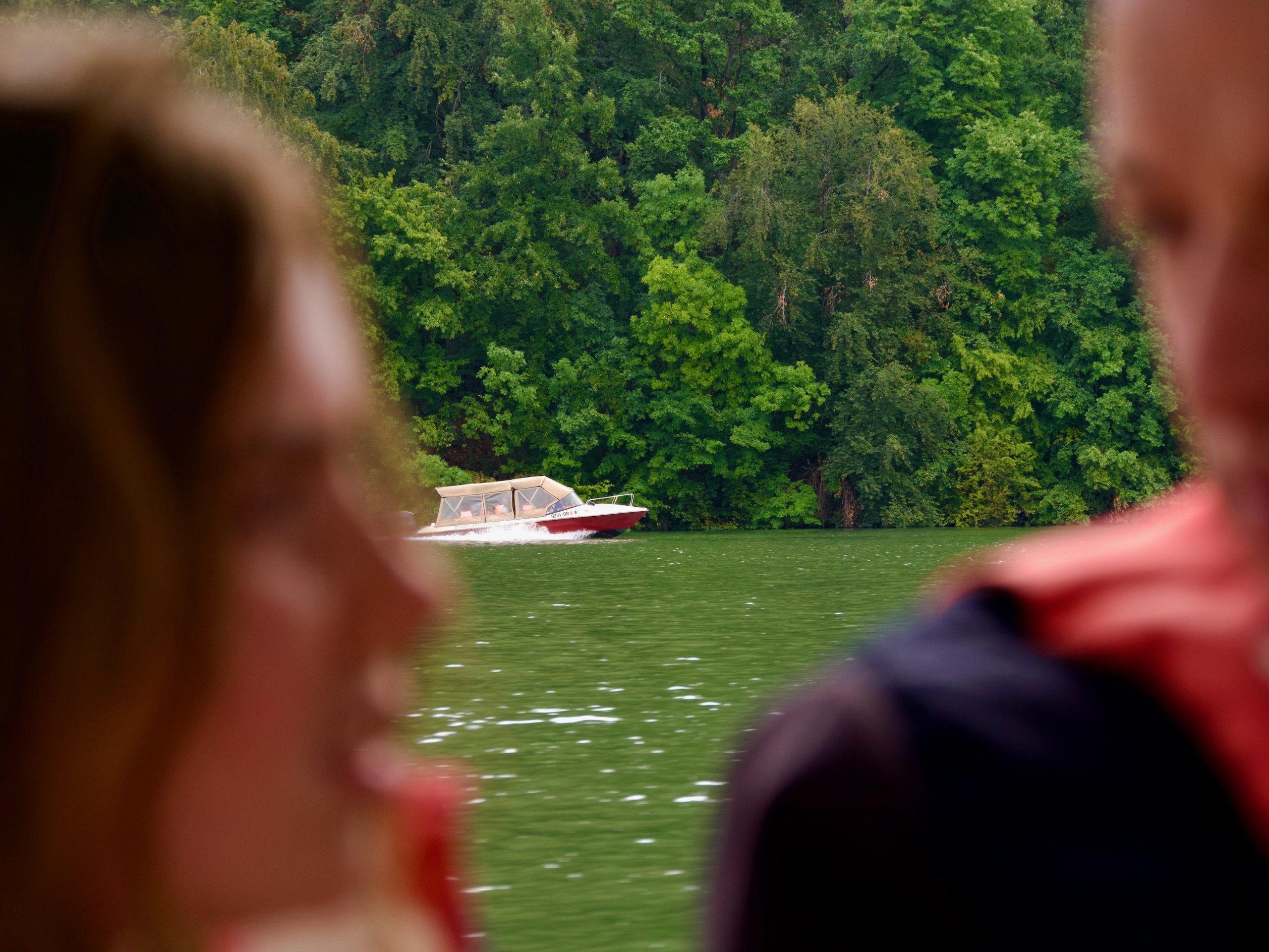 Een speedboot op de Donau
