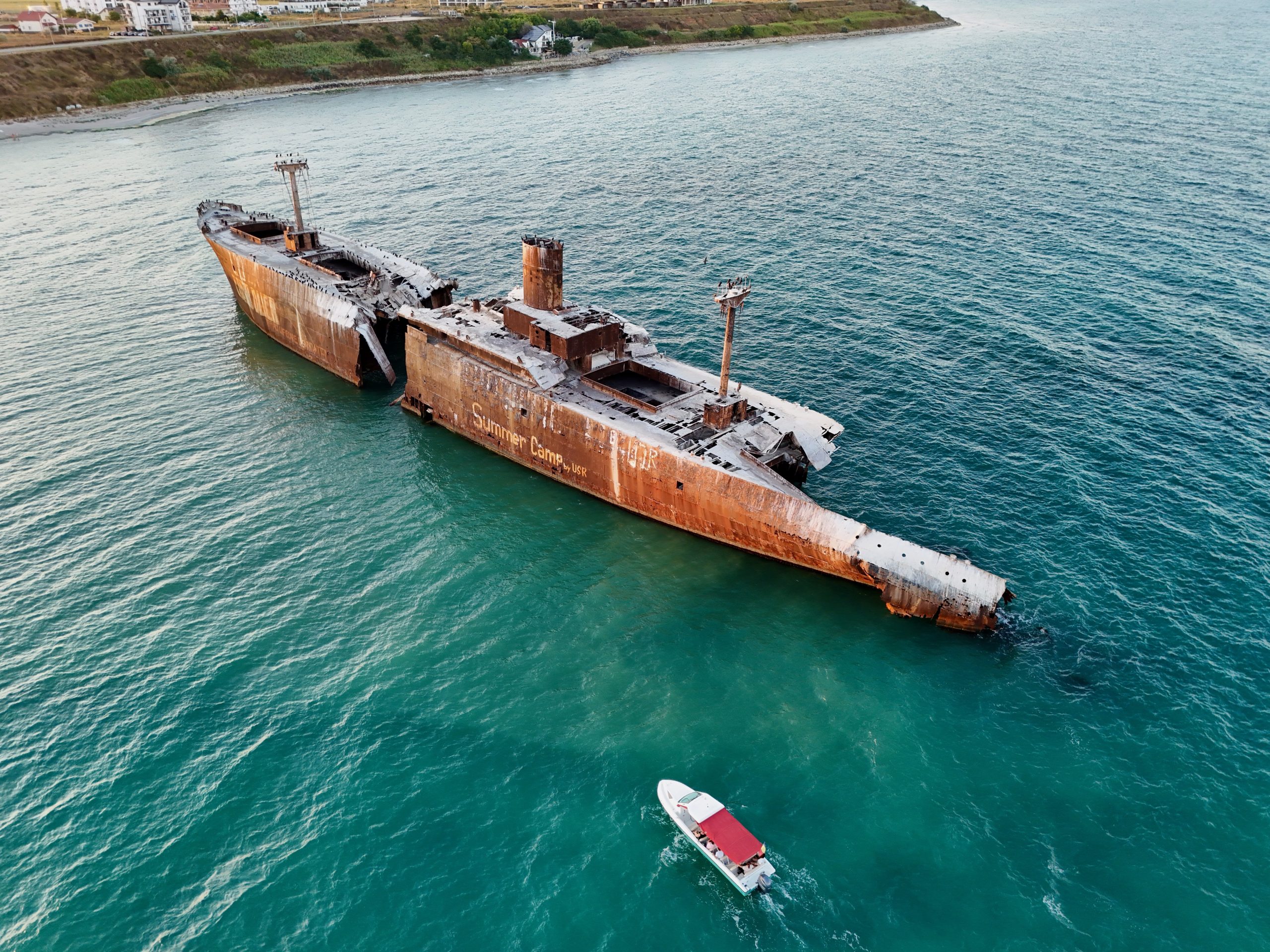 bootje bij het scheepswrak Evangelia
