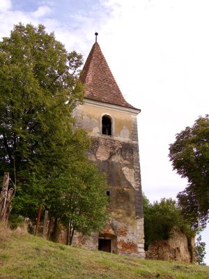 Zicht op de scheve toren van Ruși in Roemenië
