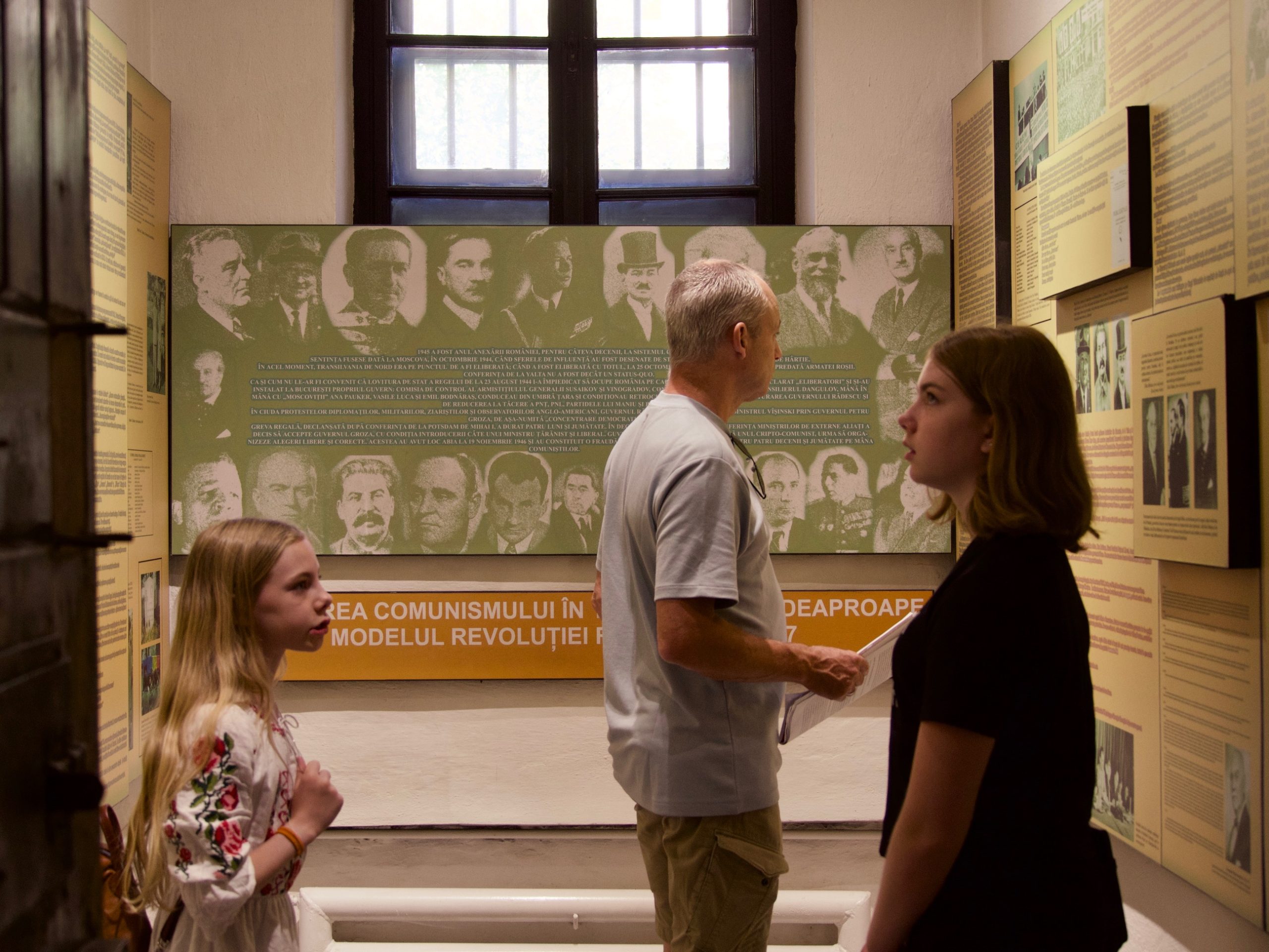 Bezoekers in het Sighet museum