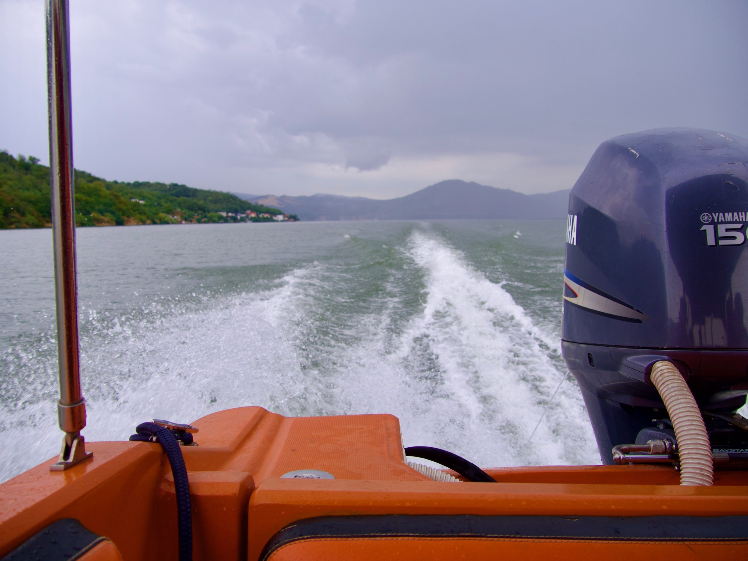 Een speedboot op de Donau