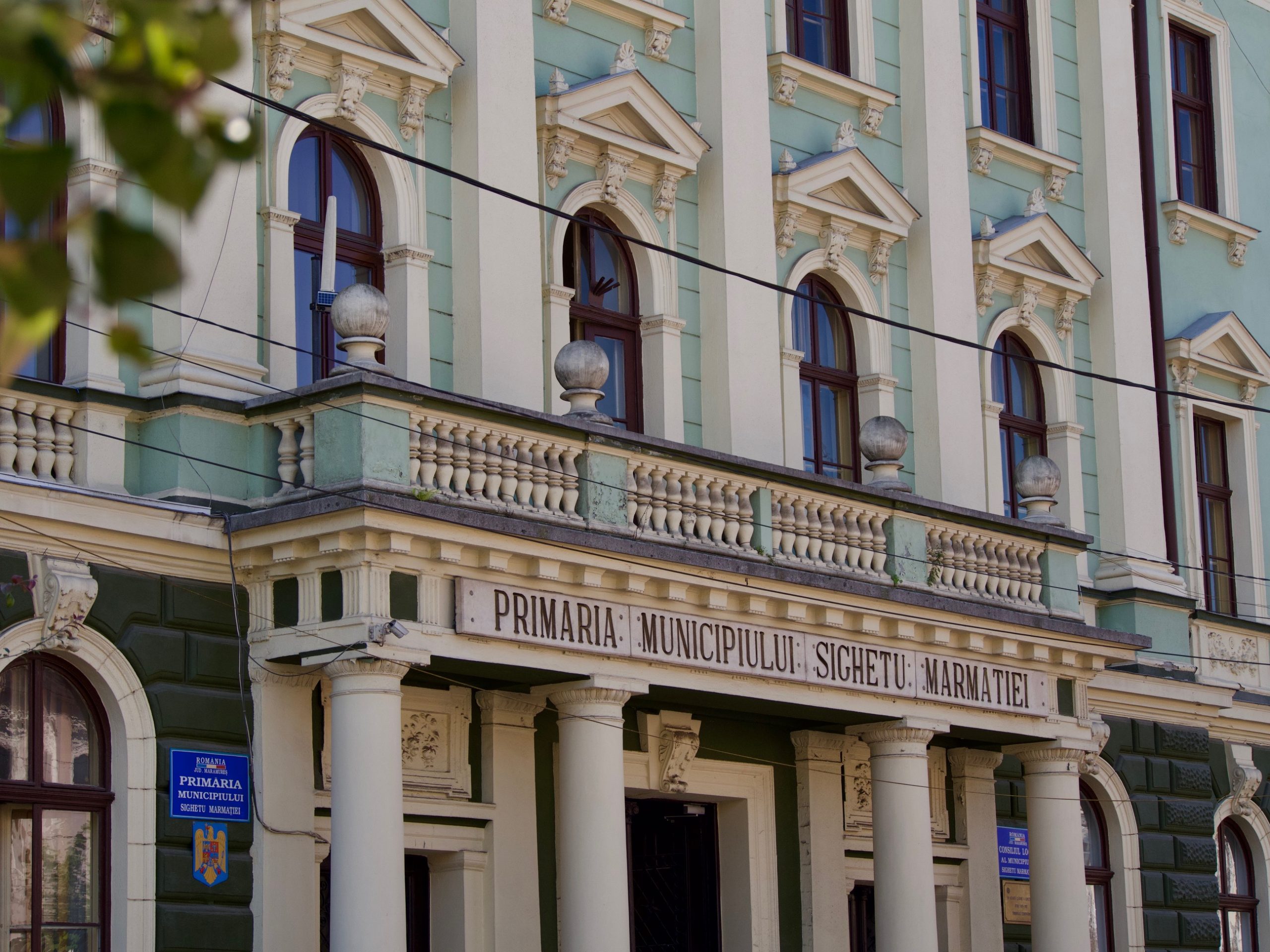 Een statig gebouw in een straat in Sighetu Marmației