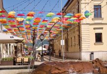 Straatje met paraplu's in Baia Mare