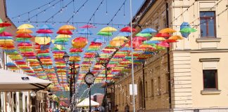 Straatje met paraplu's in Baia Mare