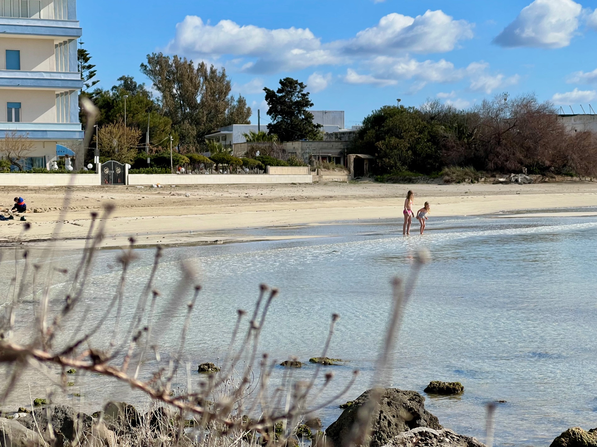 Het strand in Puglia met blauw water