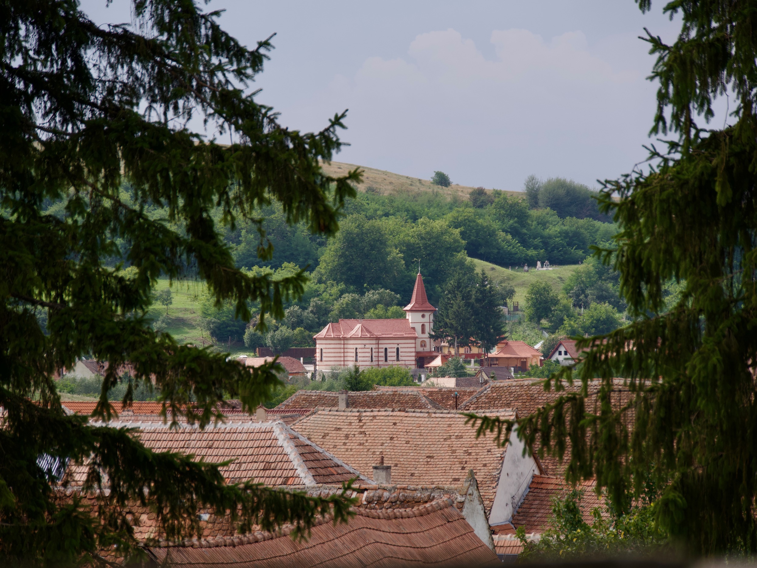 het uitzicht op het stadje Ruși gezien vanaf het kerkje met de scheve toren