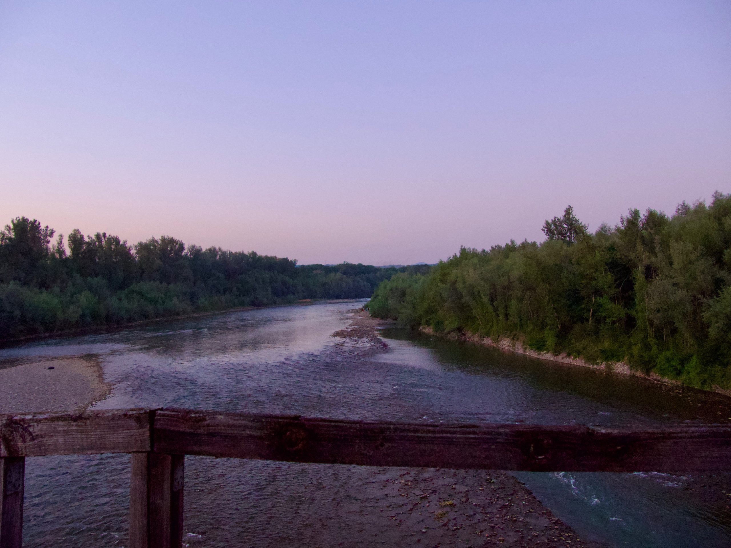 Uitzicht vanaf de brug naar Oekraïne over de Tisza rivier