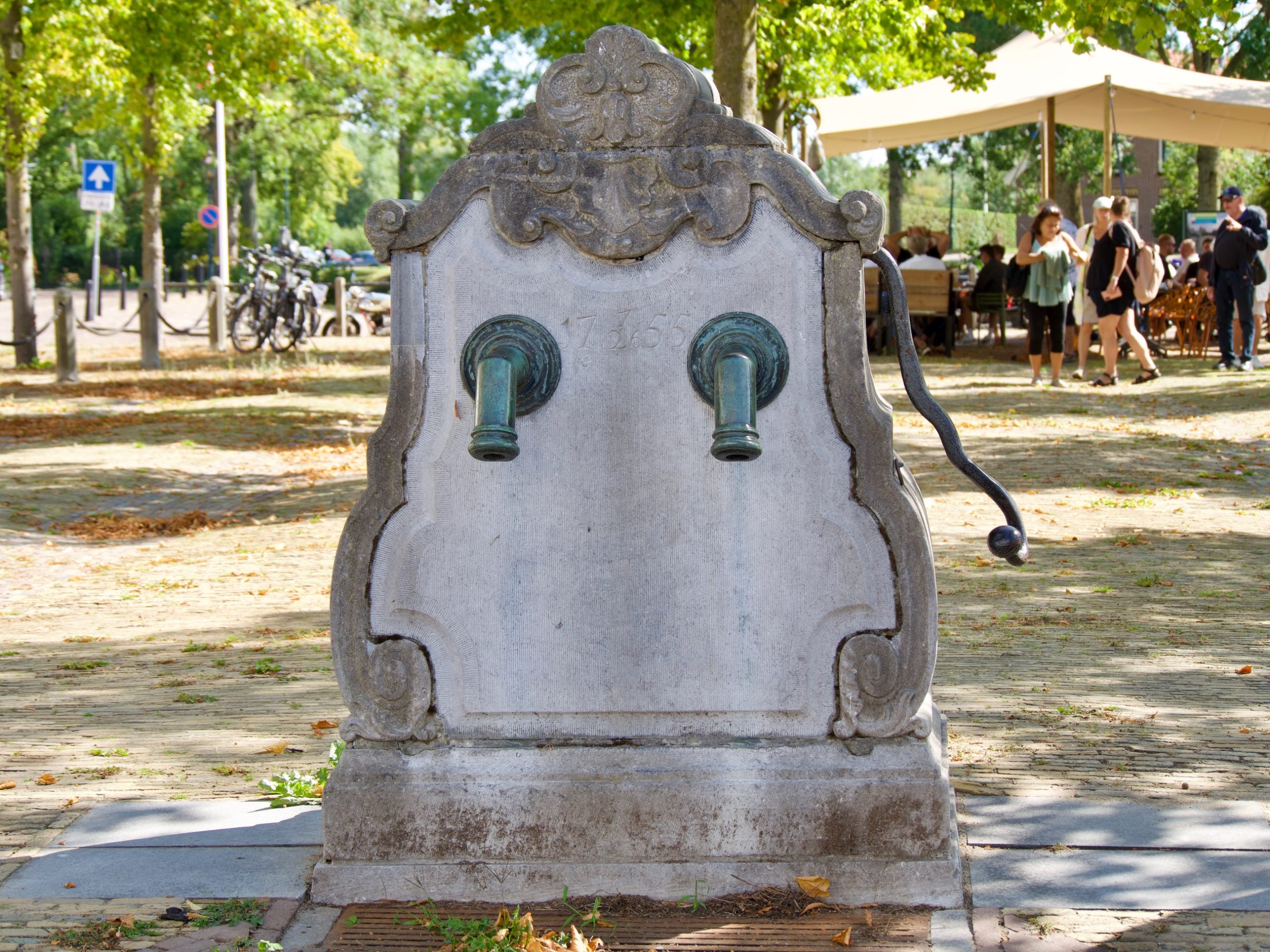 De waterpomp op het dorpsplein van Heenvliet