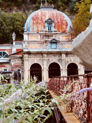 De brug naar urbex hotel Neptune in Băile Herculane 