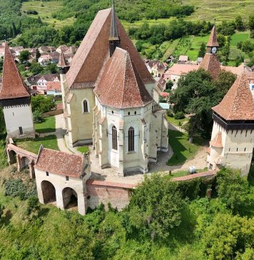 Versterkte kerk vanuit Biertan vanuit de lucht