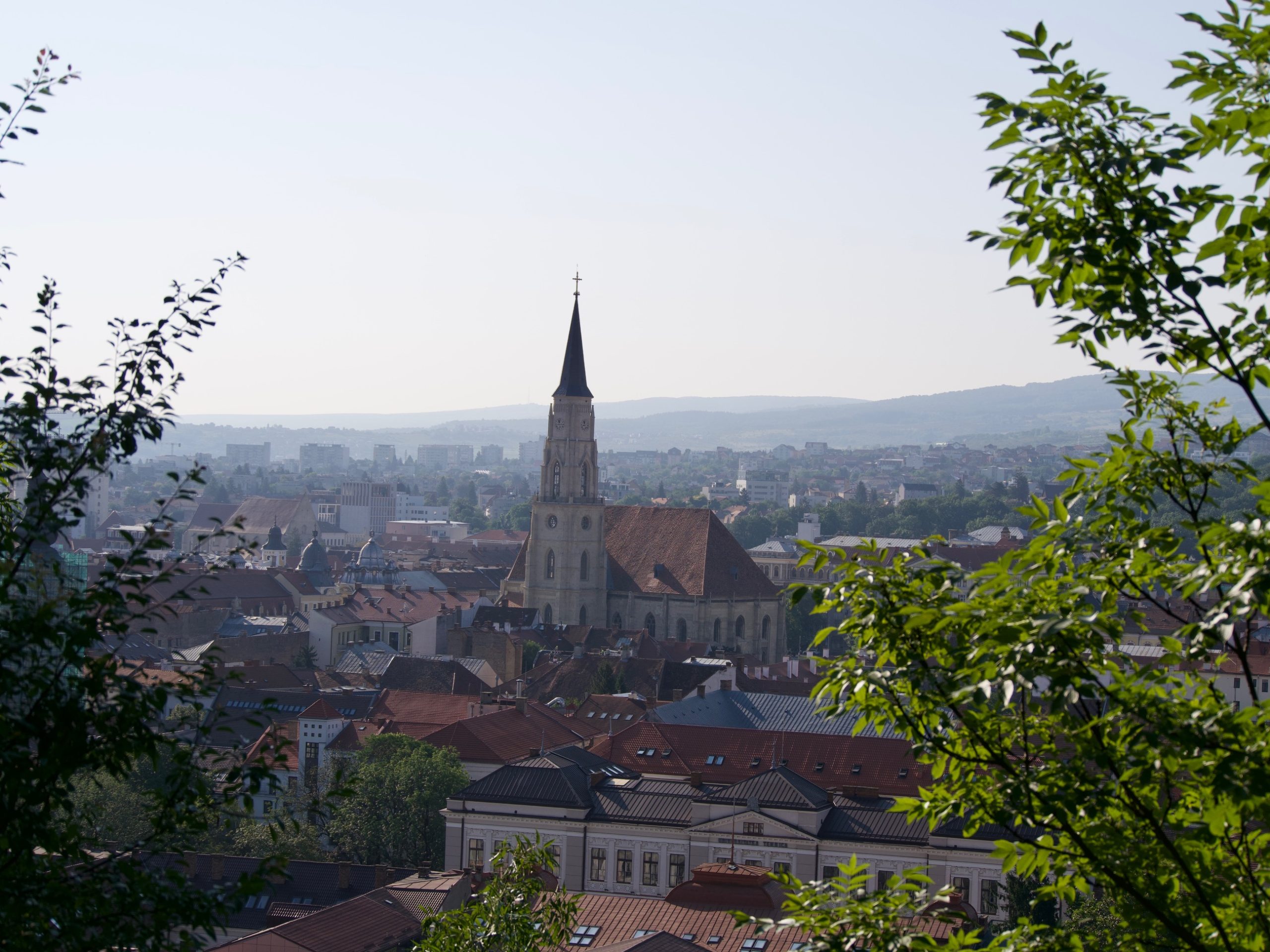 Uitzicht op Cluj-Napoca vanaf de heuvel