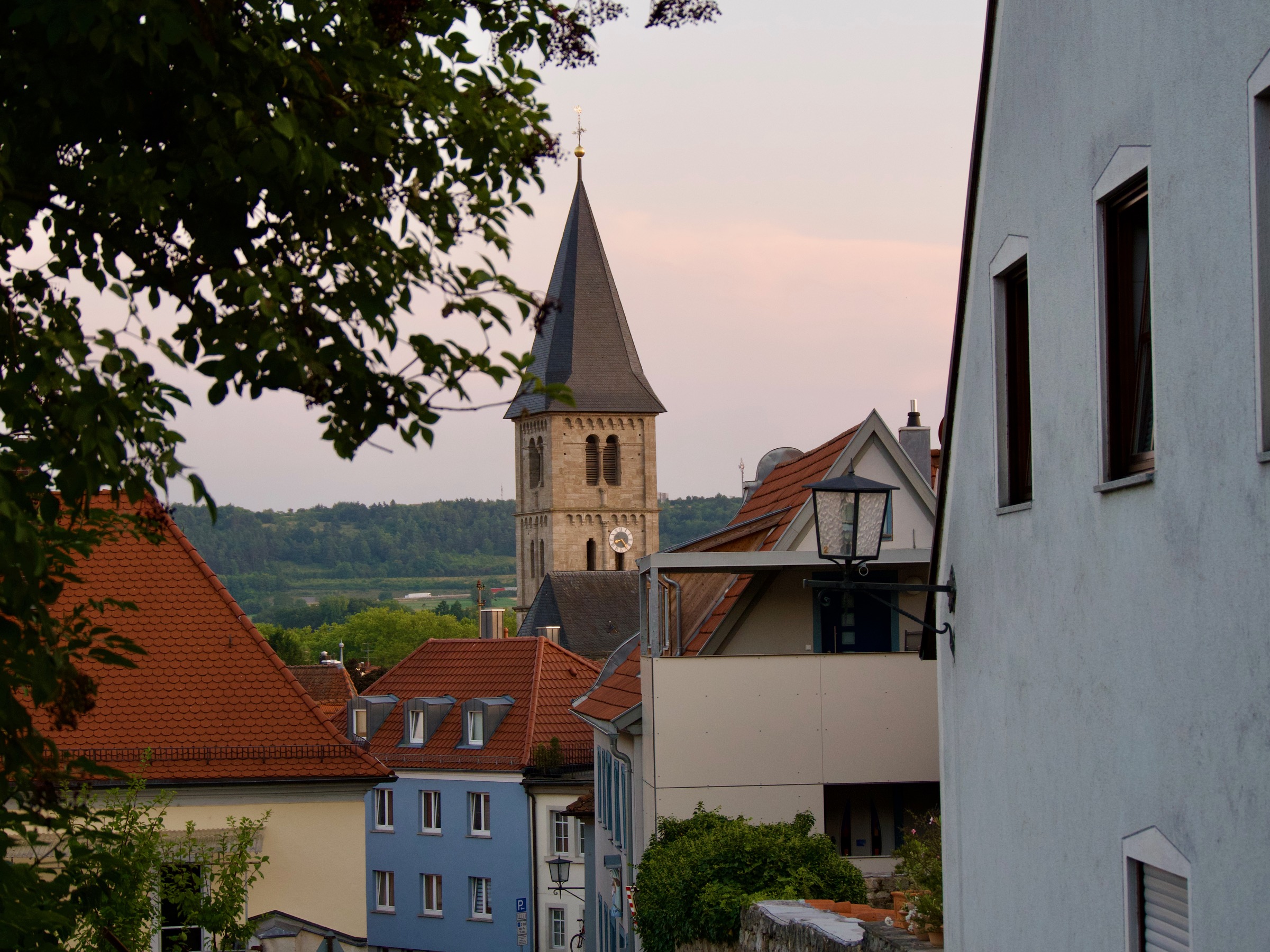 Uitzicht op het kerkje in Randersacker in Duitsland
