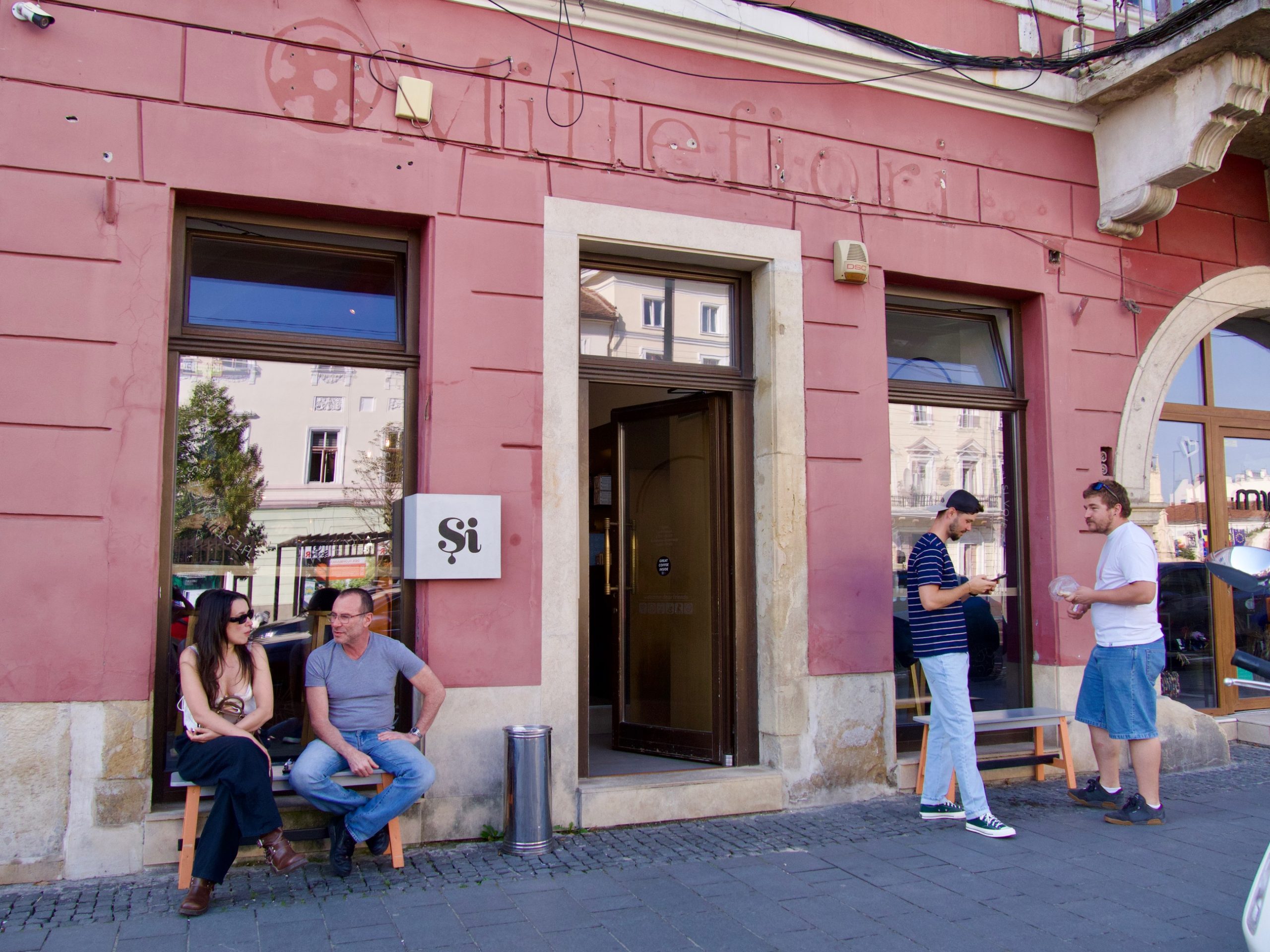 Roze voorgevel van koffiebar Și in Cluj-Napoca