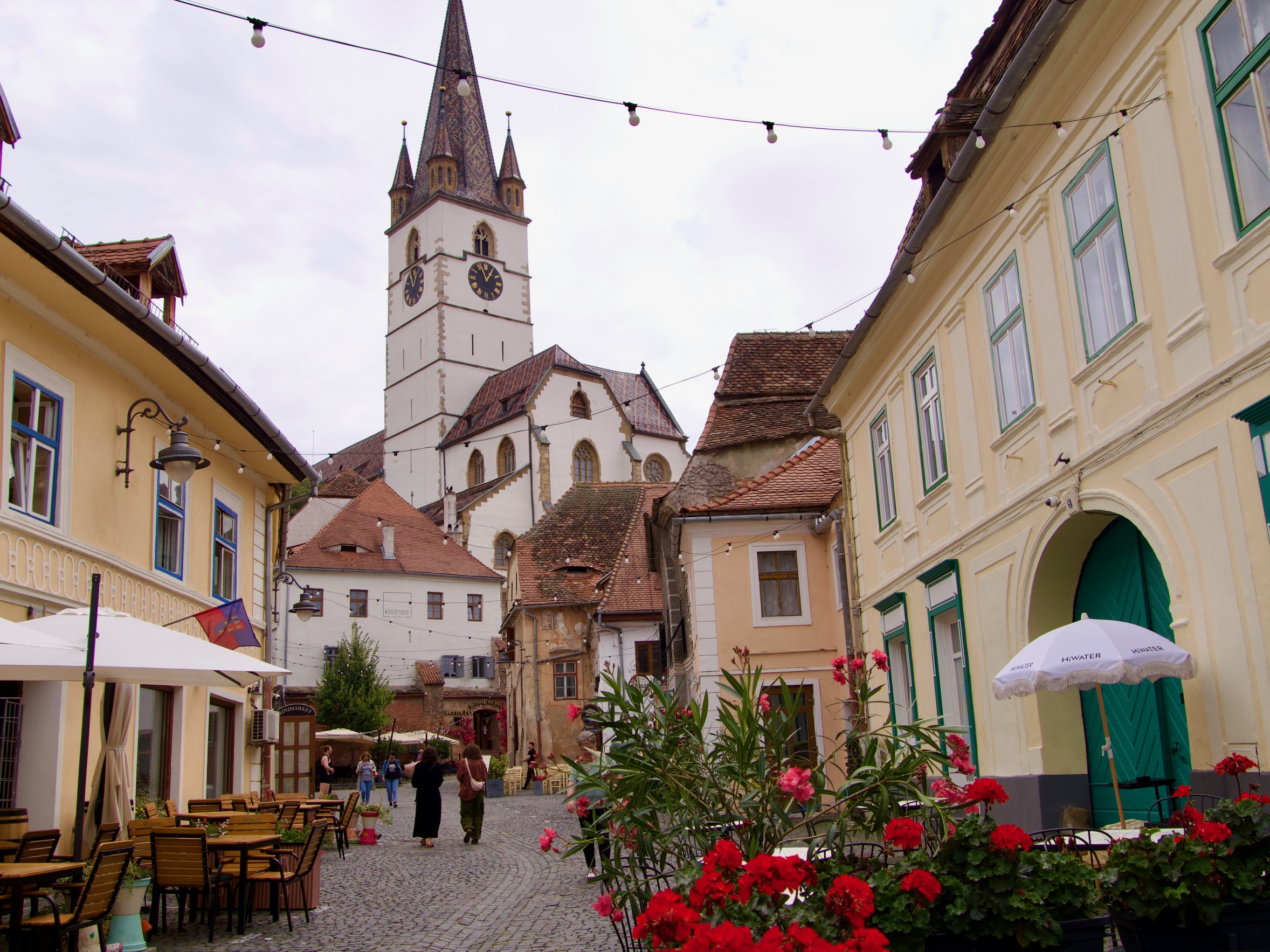 Een straatje met uitzicht op de kerk in Sibiu