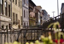 Strada Andrei Saguna in Cluj-Napoca bij het ochtendlicht