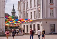 Timișoara straatje met paraplu's Alba Lulia