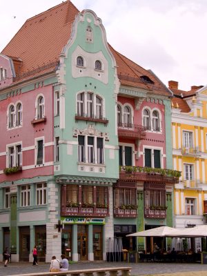 Gekleurde huizen op union square in Timișoara