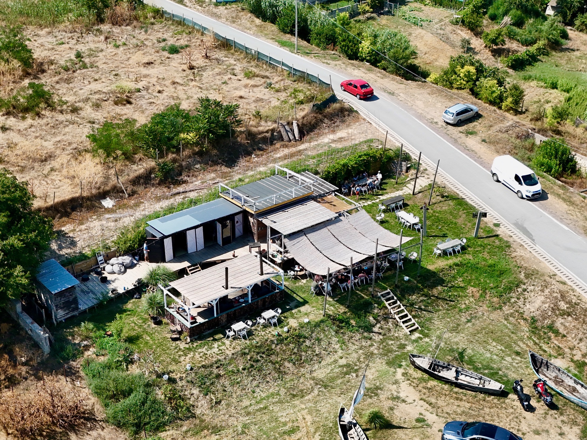 Vishuis Taverne GaFisch in Sarichioi vanuit de lucht gezien