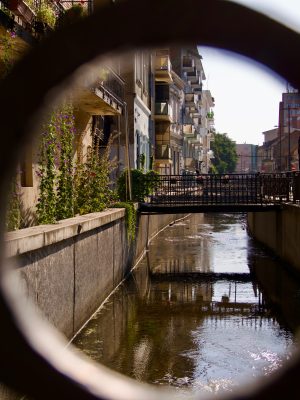 Doorkijkje op de gracht in Cluj-Napoca