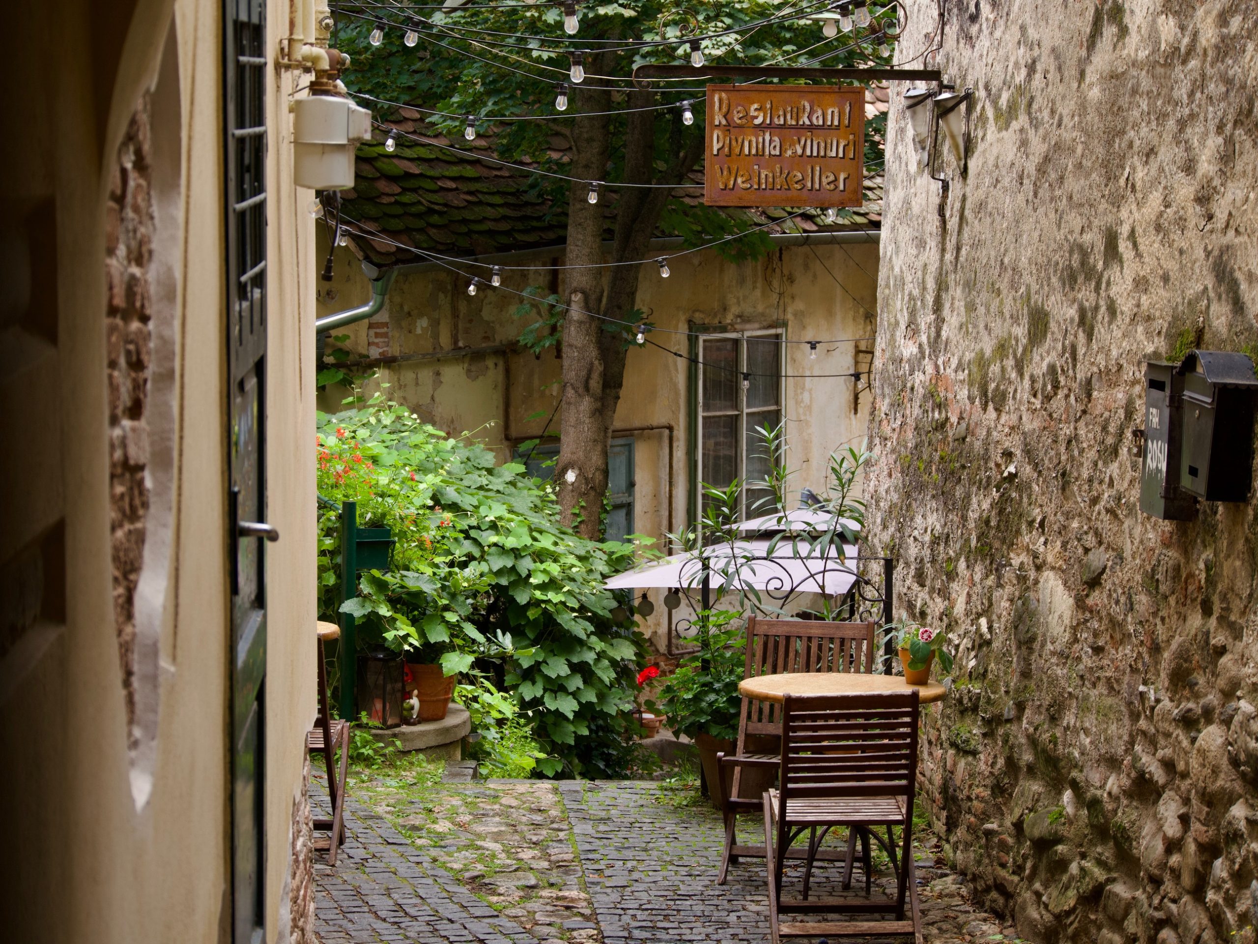 doorkijkje naar een restaurant in Sibiu
