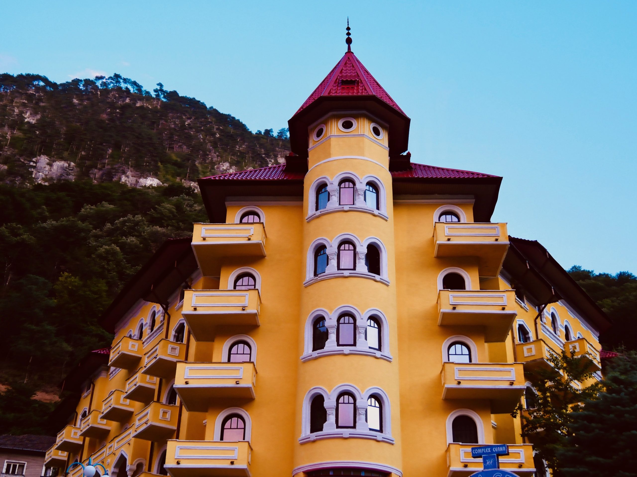 Geel hotel in Băile Herculane