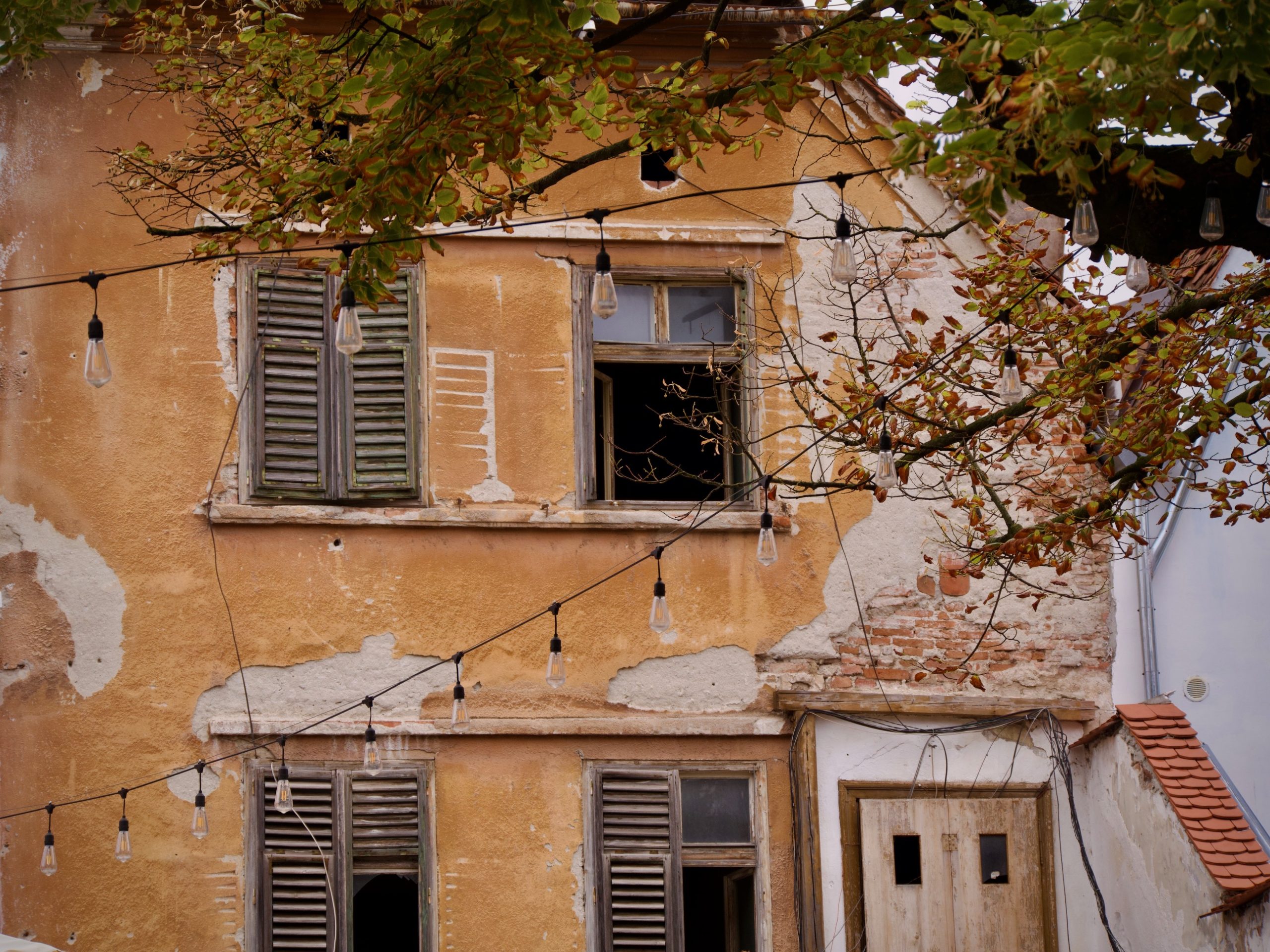 Gele gevel met lampjes in Sibiu