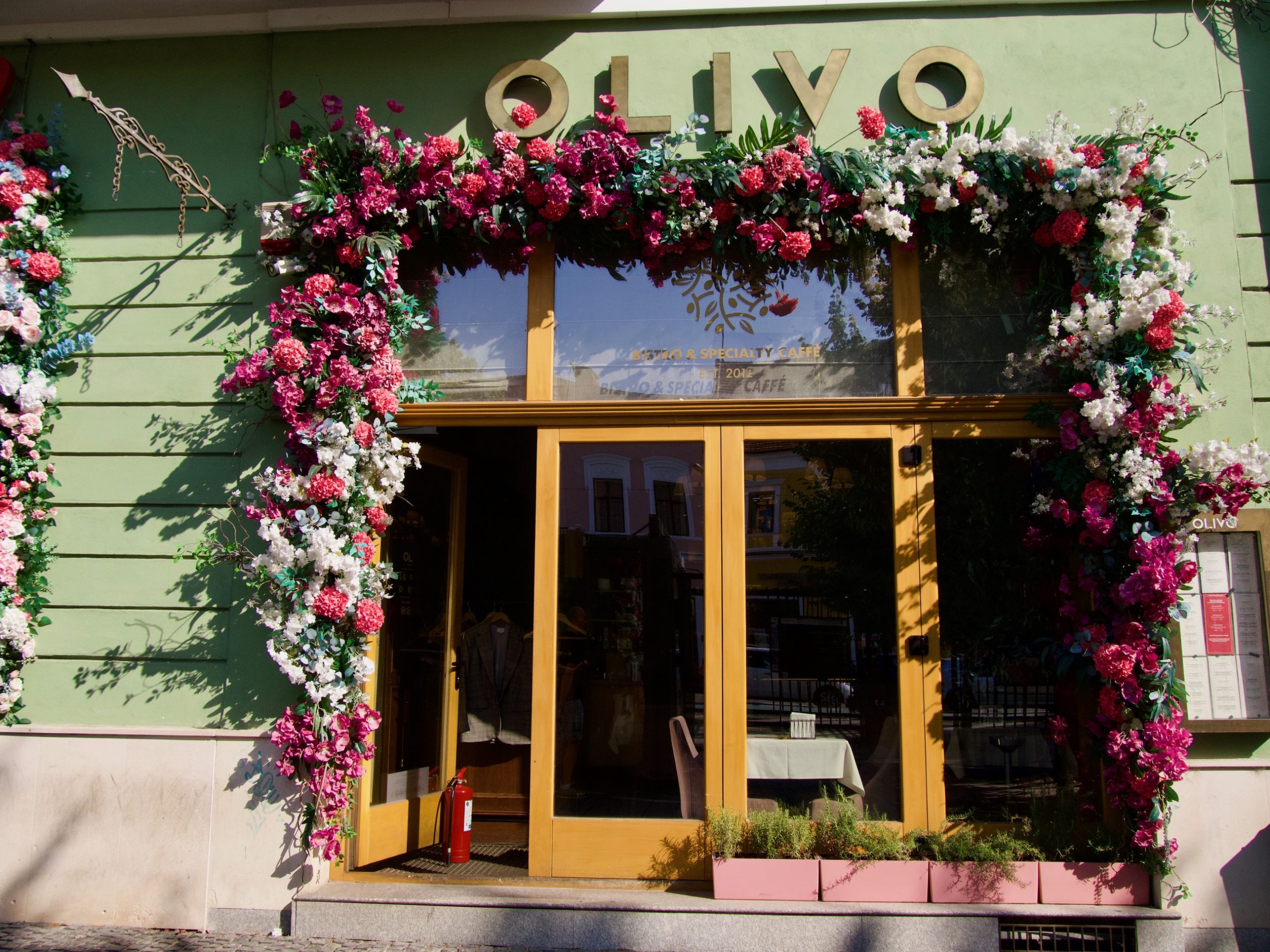 De gevel van bistro olivo in Cluj