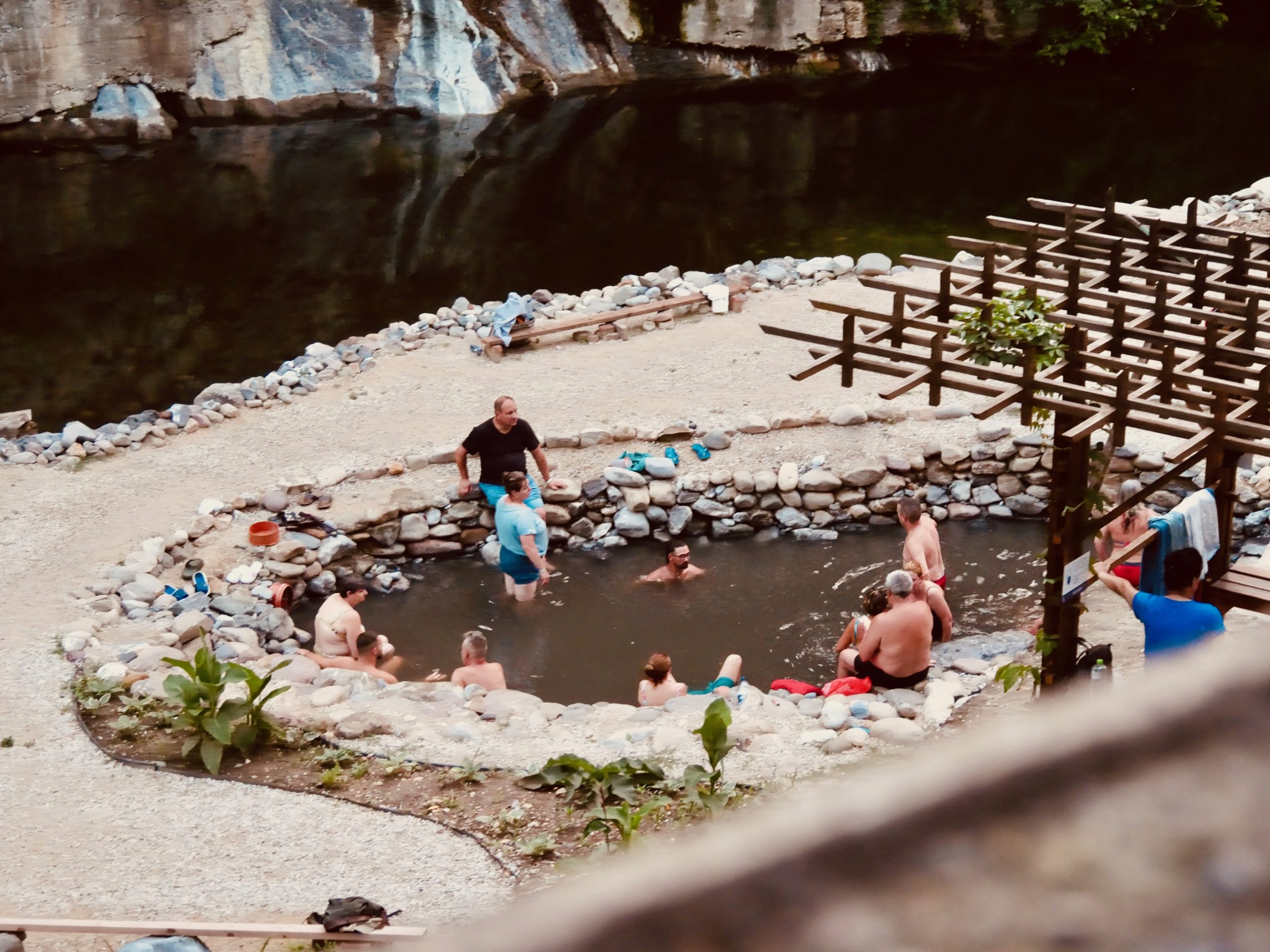 Mensen in een hot spring in Băile Herculane
