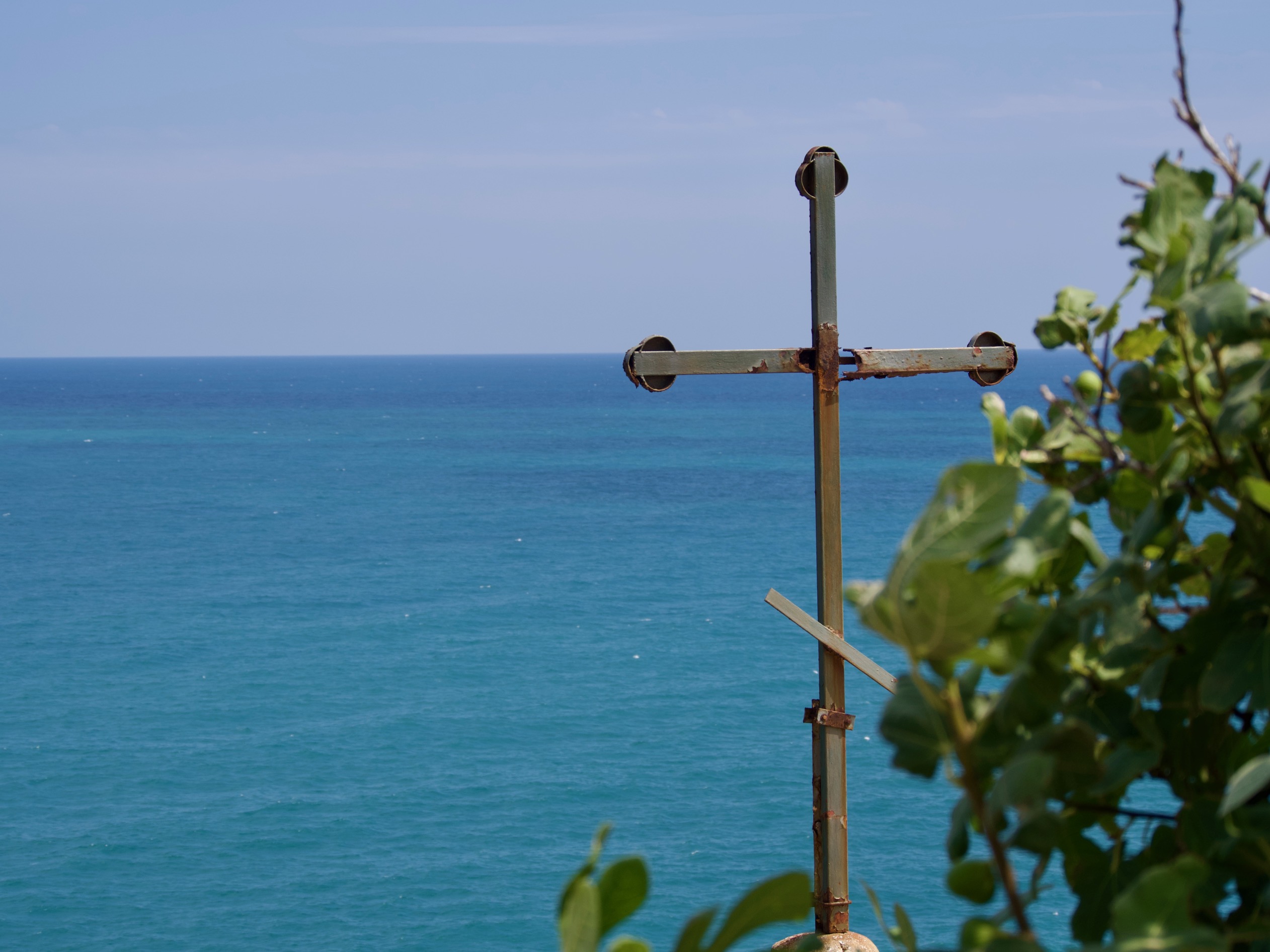 Een kruis op een rots langs de kust van Bulgarije