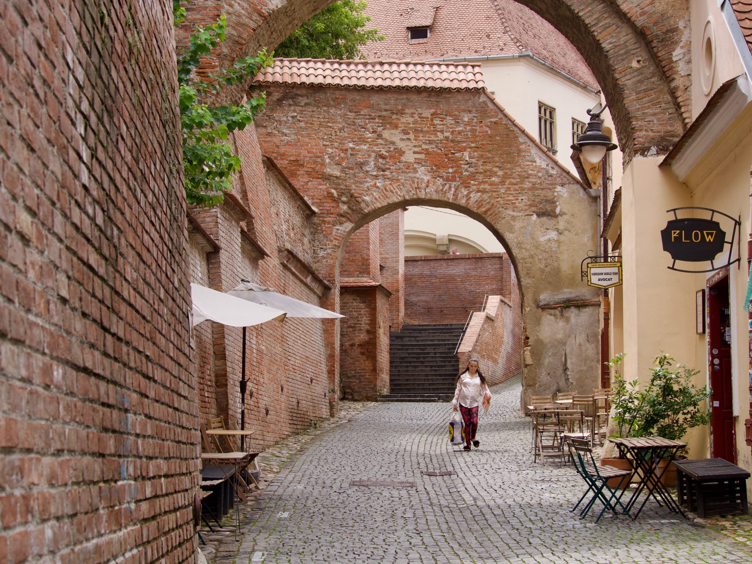Steegje met stadsmuur in Sibiu