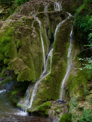 Een waterval tijdens de autoroute door de Valea Almăjului: