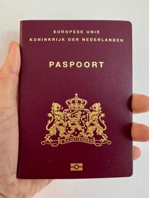 Paspoort vastgehouden in een hand